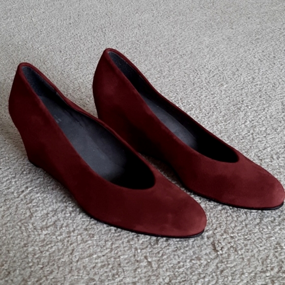 STUART WEITZMAN Gorgeous Rich Burgundy Red Suede Wedge Pumps - Near New - Picture 4 of 17